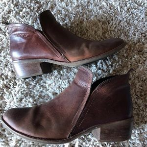 Women’s weathered look boots- 10